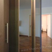 шкаф в прихожую: раздвижные двери - зеркала и шпонированная распашная дверь