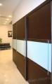 фото встроенный 3-х дверный шкаф купе в офис на заказ - шпоны венге, палисандра и стекло сатинато