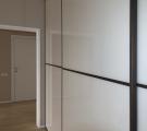 фото Шкаф с дверями из стекла в обрамлении шпона - дизайн из Италии!