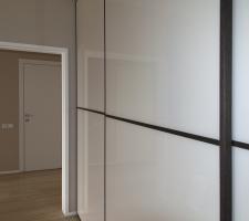 Шкаф с дверями из стекла в обрамлении шпона - дизайн из Италии!