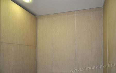 шкаф-купе и стеновые панели со шпоном беленого седого дуба