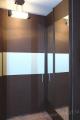 фото гардеробные шкафы купе со шпонами тика, венге и белом матовым стеклом сатинато в прихожую